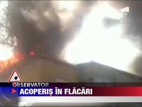 Incendiu violent la acoperisul unui bloc din judetul Bihor