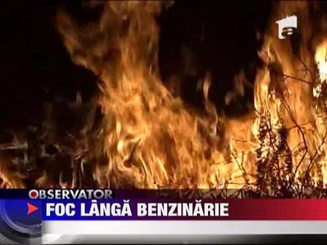 Incendiu de vegetatie langa o benzinarie, in Resita