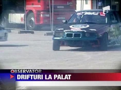 Spectacol si adrenalina pe patru roti in fata Palatului Parlamentului!