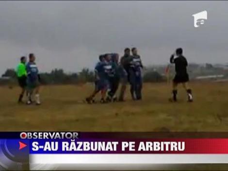 Arbitru batut de gazde