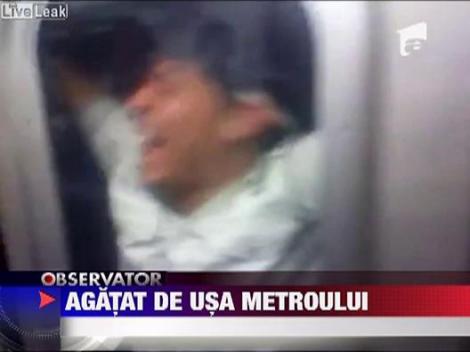 A circulat cu metroul agatat de usa unui vagon pe dinafara!