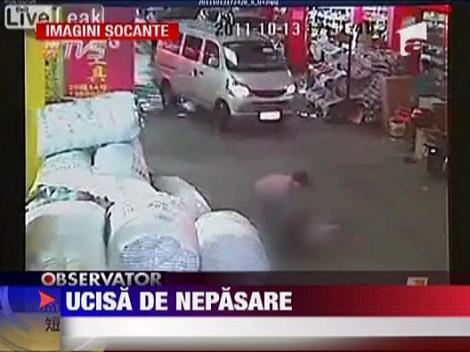 IMAGINI SOCANTE! Fetita de 2 ani calcata de doua masini din nepasare