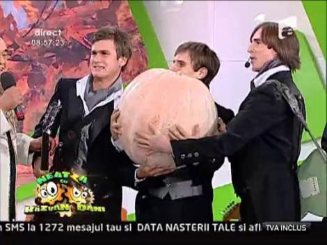 Vezi aici ce cadou inedit au primit Razvan si Dani