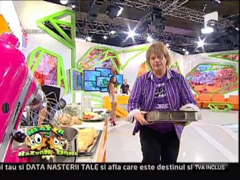 Cartofi rasfatati cu branzeturi pe pat verde