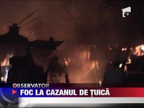 Foc la cazanul cu tuica