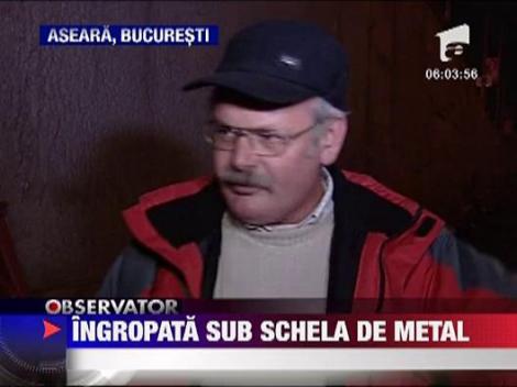 Femeie prinsa sub schele de metal