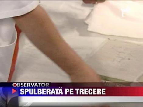 Eleva spulberata de o masina pe trecerea de pietoni, chiar in fata liceului