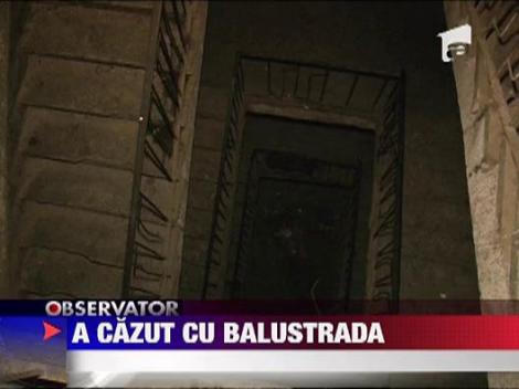A cazut de la etajul 4 cu tot cu balustrada