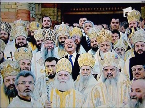 Mircea Badea comenteaza poza in care Basescu e inconjurat de preoti