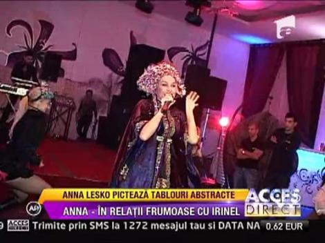 Anna Lesko picteaza tablouri abstracte