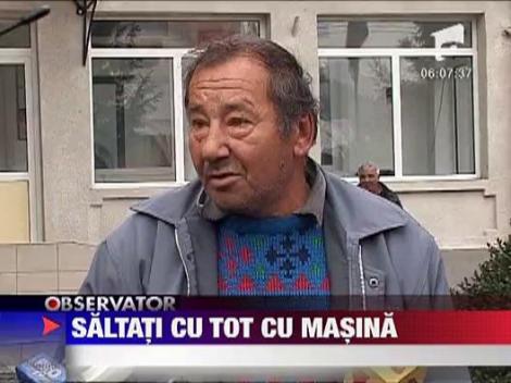 Trei tineri au fost luati pe sus de politisti cu tot cu masina