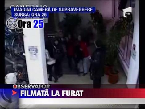 Profesoara filmata in timp ce fura dintr-un magazin de haine