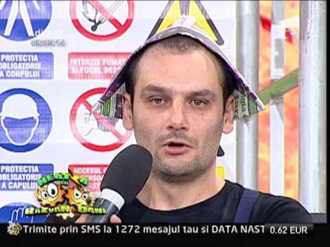 Banc: Doi muncitori in constructie gasesc de lucru in Sahara