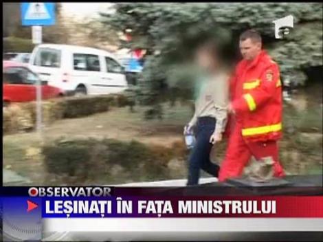Copii lesinati in fata Prefecturii Hunedoara