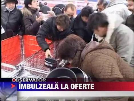 Sute de oameni s-au imbulzit la oferte la Targu Jiu si Constanta