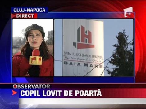 Copil lovit de poarta