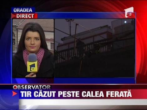 UPDATE / TIR prabusit pe calea ferata