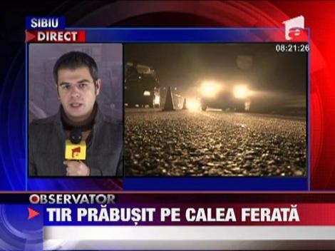 TIR prabusit pe calea ferata