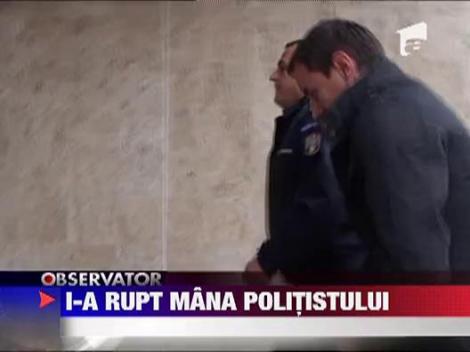 I-a rupt mana politistului