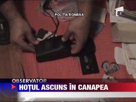 Hot ascuns in canapea