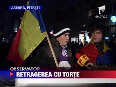 Militarii au batut pas de defilare inarmati cu faclii