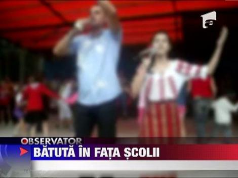 Batuta in fata scolii de patru colege !