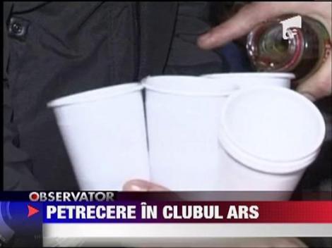 Petrecere in clubul ars