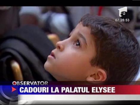 Cuplul prezidential al Frantei a impartit cadouri mai multor copii