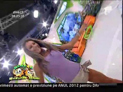 Roxana Vancea danseaza imbracata sumar