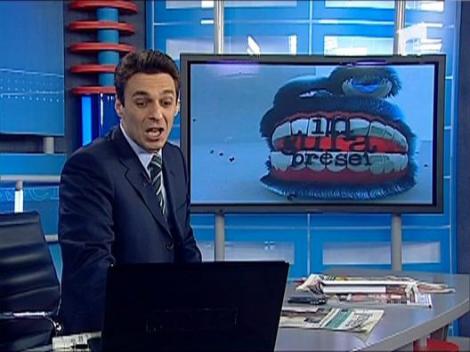 Mircea Badea tipa la laptop