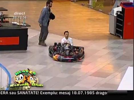 Dani merge cu kartul prin AFI Palace Cotroceni