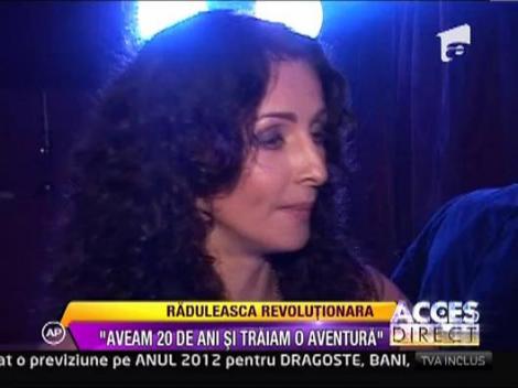 Mihaela Radulescu cu pistolul in mana in mijlocul revolutionarilor