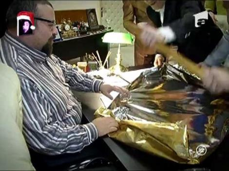 Gigi Becali imparte cadouri la primari