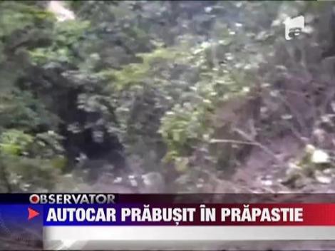 IMAGINI SOCANTE! Autocar prabusit in prapastie