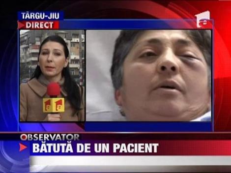 Asitenta medicala batuta de un pacient