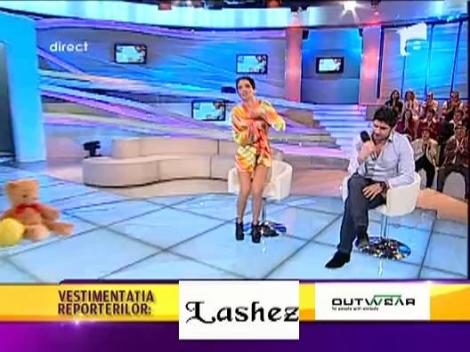 Blonda lui Ogica isi da peruca jos pentru un dans incitant