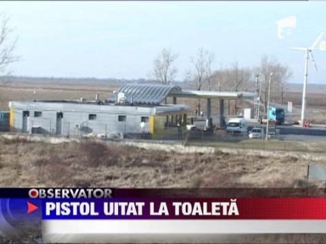 Un agent de paza si-a uitat pistolul in toaleta unei benzinarii