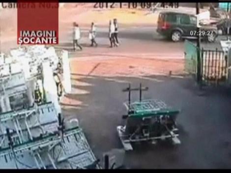 China: Adolescenta spulberata pe trecere de un bolid