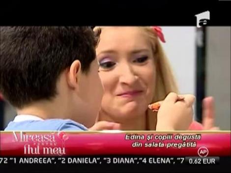 Edina, Ionut si Andreea ii ajuta pe copii sa faca o salata de fructe