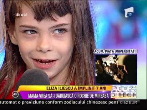 Femeia care a nascut la 67 ani vrea sa-i daruiasca fiicei de 7 ani o rochie de mireasa