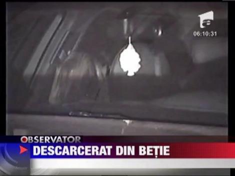 Tanar scos cu forta din masina de catre politie