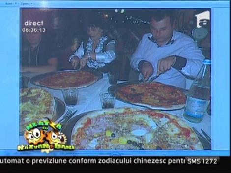 Dani a primit cateva fotografii ale romanilor din vacanta