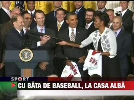 Barak Obama speriat de bata de baseball