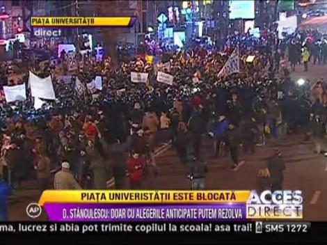 Protestatarii rup randurile jandarmilor. Piata Universitatii este blocata!