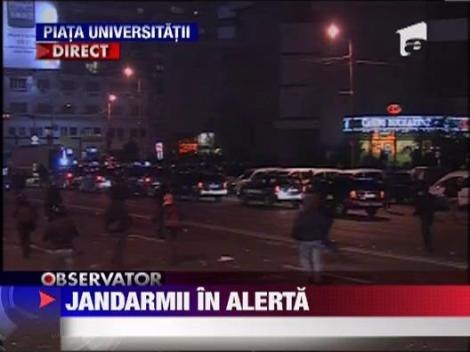 Jandarmii incearca sa degajeze Piata Universitatii!