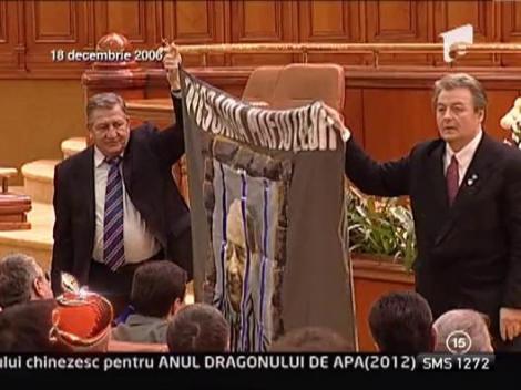 Corneliu Vadim Tudor si banner-ul  "Puscaria mafiotilor"