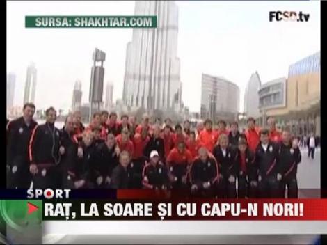 Razvan Rat sta la plaja in Emirate