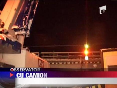 Un camion a rupt un limitator de inaltime, in Suceava