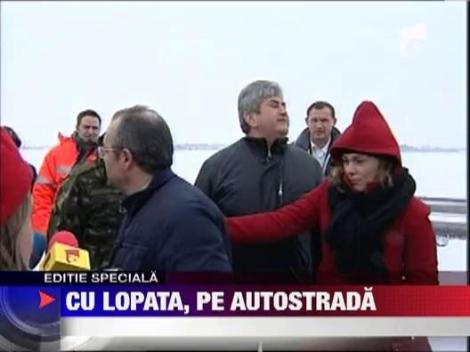 Boc a ajutat militarii la deszapezirea A1, cu lopata‎