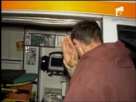 Un iesean a spart cu capul geamul unei masini de politie